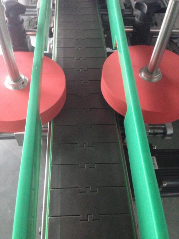 Automatischer Etikettenapplikator für runde / quadratische / subuliforme Flaschen