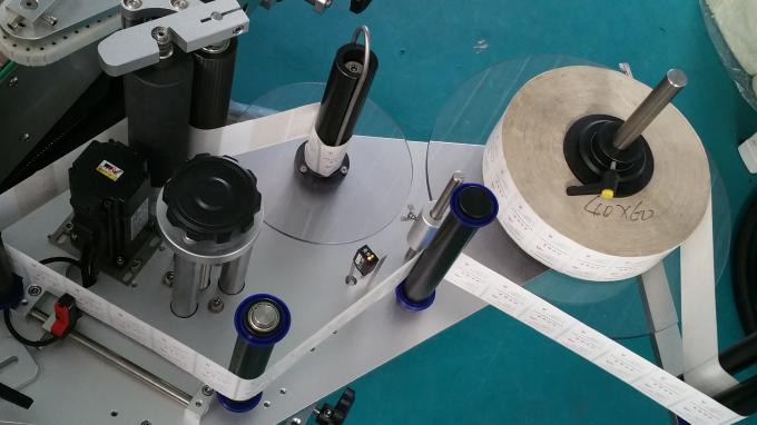 Ovale Taschen und Flaschen Etikettenaufkleber Applikator, selbstklebende Etikettendruckmaschine mit langem Förderer