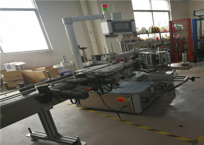 Selbstklebende Aufkleber-Etikettiermaschine für chemische, wasserplastische Flaschenstäbchen 3 Etiketten