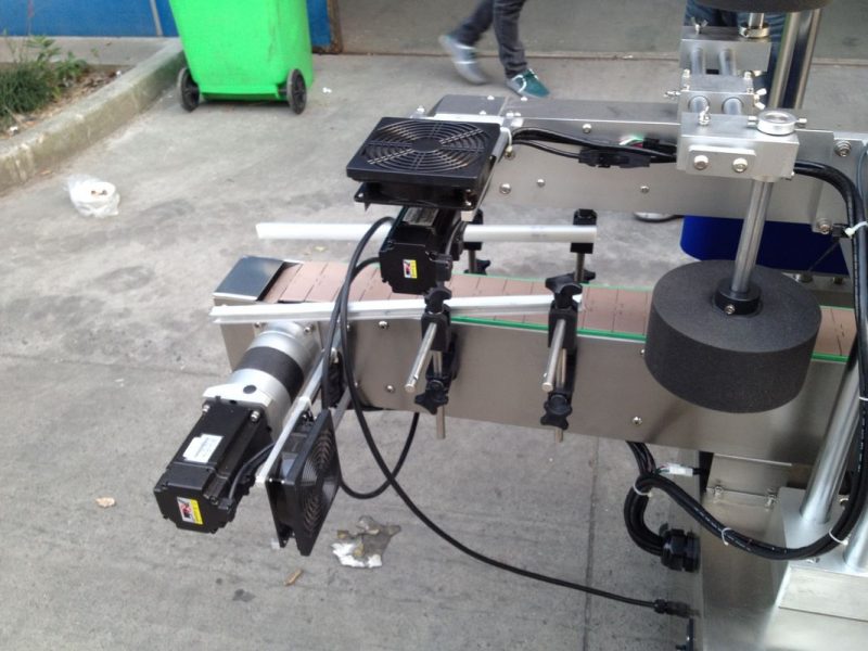 China Kalt- / Nassschmelz-Klebeetikettapplikatormaschine für runde Flaschen 50HZ 380V Netzteillieferant