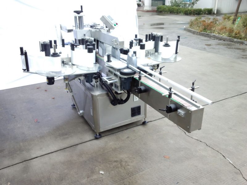 China Automatic Two Side Sticker Etikettiermaschine mit Vorder- und Rückseite für ovale, runde, Aquare Bottle Fixed Lieferant