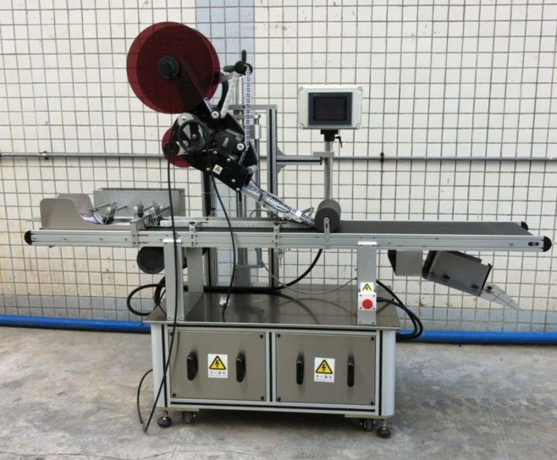 China Top Etikettiermaschine für Masken- / Unspread-Karton- / Papiertüten, Anbieter von Etikettenapplikatoren mit flacher Oberfläche
