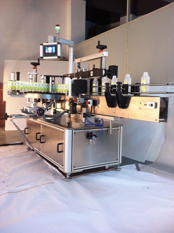 China Drinks Quadratische Flaschenetikettiermaschine Doppelseitiger Aufkleber Etikettierer Lieferant