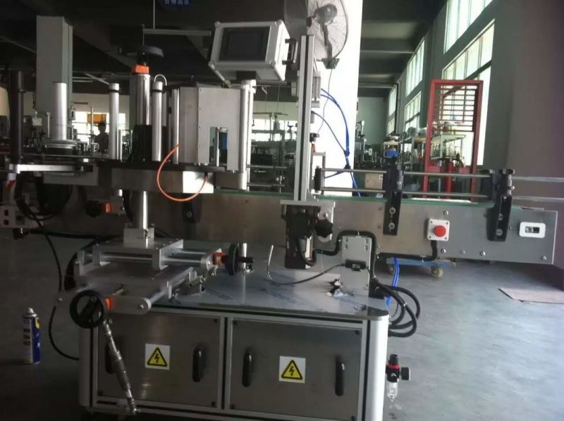 China Obst / Gemüse Saft Runde Flasche Aufkleber Etikettiermaschine Für Getränkeindustrie Lieferant