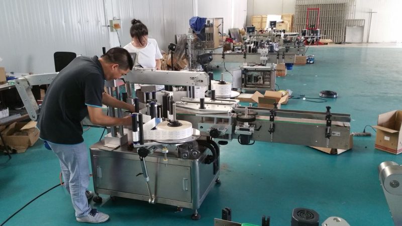 China kundenspezifische Wasserflaschen-Etikettiermaschine, automatische Tischetikettiermaschine für doppelseitigen Lieferanten