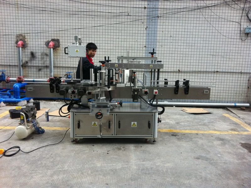 China Vollautomatische Rundflaschen-Etikettiermaschine für Haustierflaschen Vorder- und Rückseite Lieferant